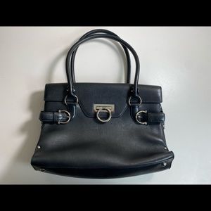 SALVATORE FERRAGAMO GANCINI DY- 21 4402 BLACK LEATHER HANDBAG PURSE TOTE